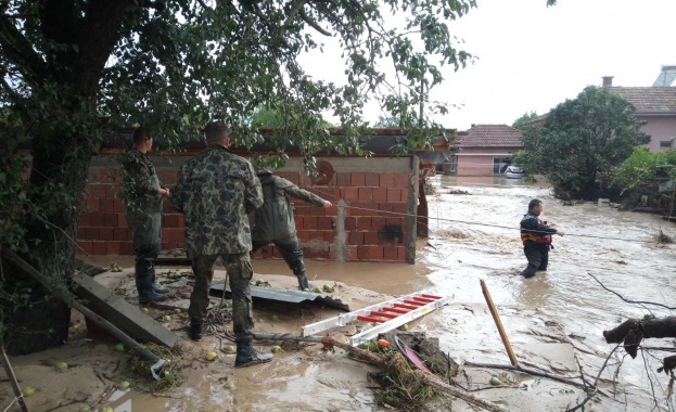 Началникът на отбраната: Продължават усилията да осигурим достъп до всички населени места, засегнати от наводненията