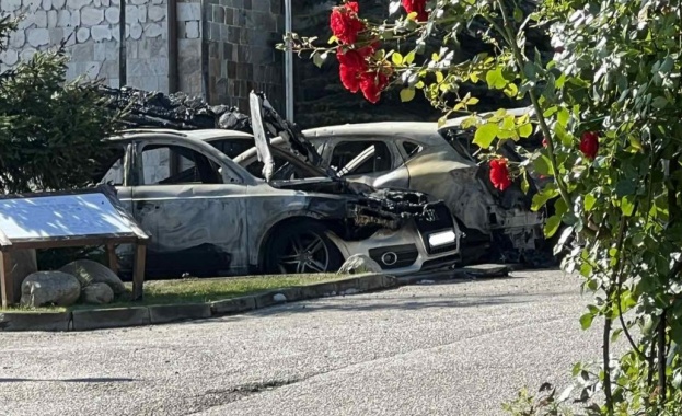 Пожар тръгнал от контейнер за отпадъци опожари 9 автомобила в