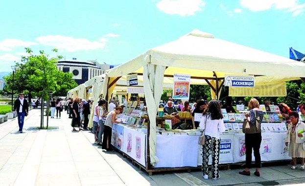 Срещи с автографи и разговори с писатели поставят днес началото