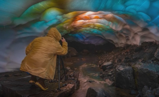Американски фотограф откри ледена пещера обагрена в цветовете на дъгата