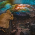 Заснеха ледена пещера, обагрена в цветовете на дъгата 