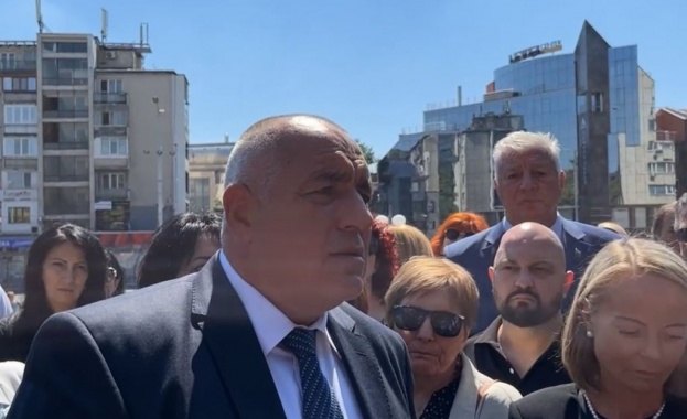 Бойко Борисов пристигна Пловдив на площад Съединение по случай националния