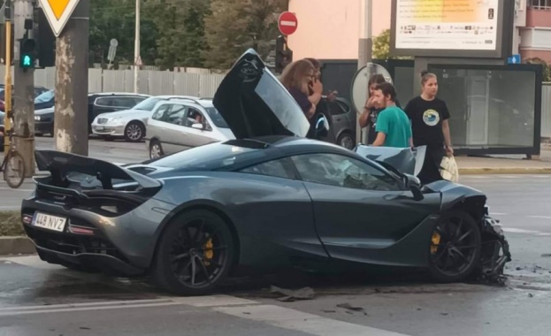 McLaren 720S е катастрофирал вчера край столичния пазар Димитър Петков