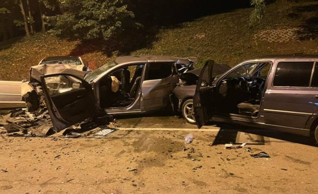 Четирима души остават с опасност за живота след тежката верижна