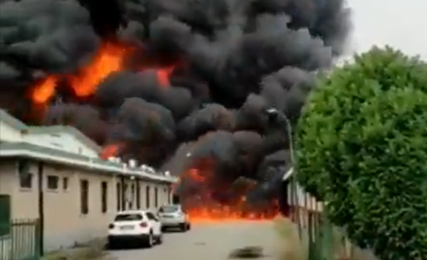 Най малко шестима работници са ранени а един от тях е