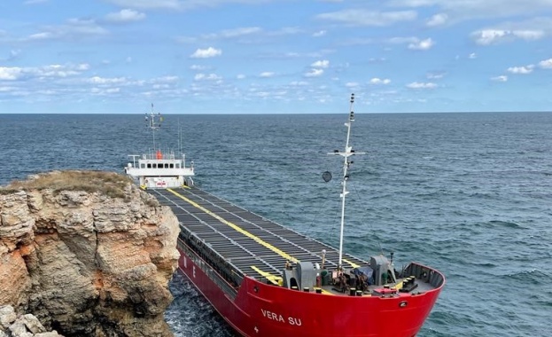 Заседналият преди около една година моторен кораб Vera Su ще