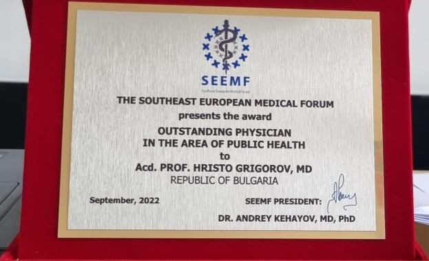 Председателят на Българския Червен кръст акад Христо Григоров получи наградата