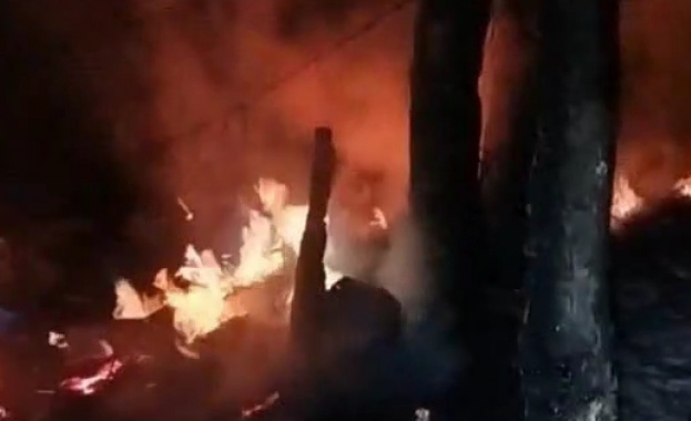 Пожар гори в парк Тюлбе в Казанлък.
Запалила се е постройка