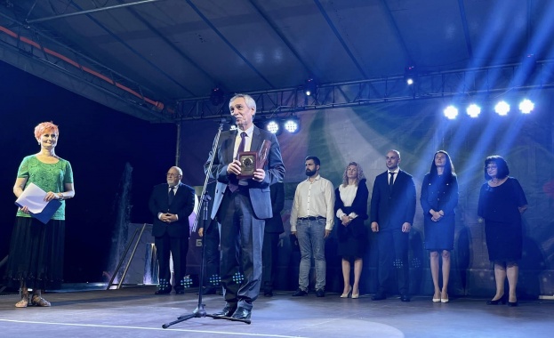 Ректорът на Великотърновския университет проф д р Христо Бонджолов тази вечер