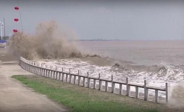 Всяка година в средата на август хиляди любопитни пристигат край