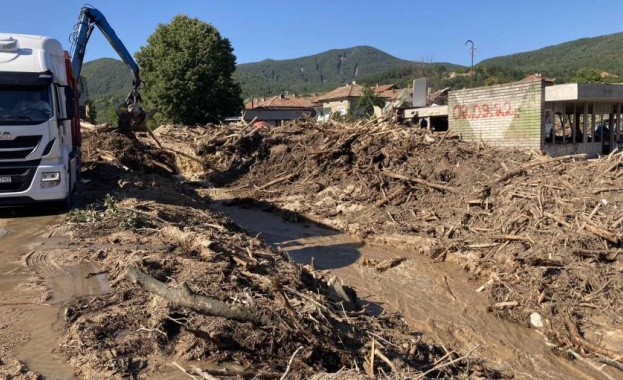 Продължава работата по отстраняване на щетите от голямото наводнение в