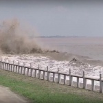 Огромна приливна вълна в река Циентанг