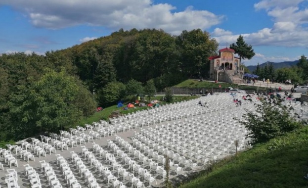 Хиляди вярващи от цялата страна се събират тази вечер на