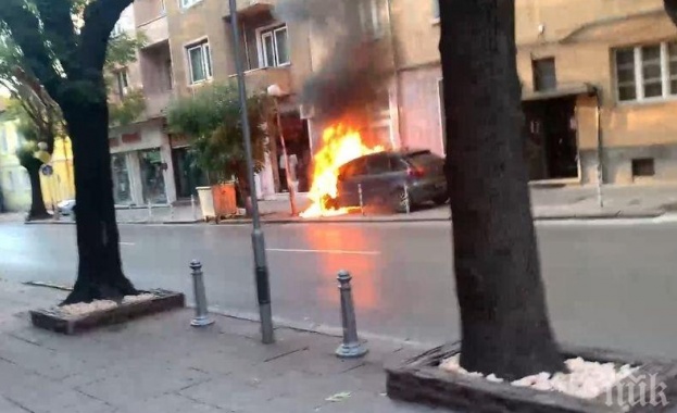 Автомобил с пловдивска регистрация горя в центъра на София Инцидентът