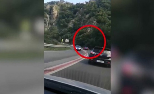  Шофьор избутва коли в Кресненското дефиле 