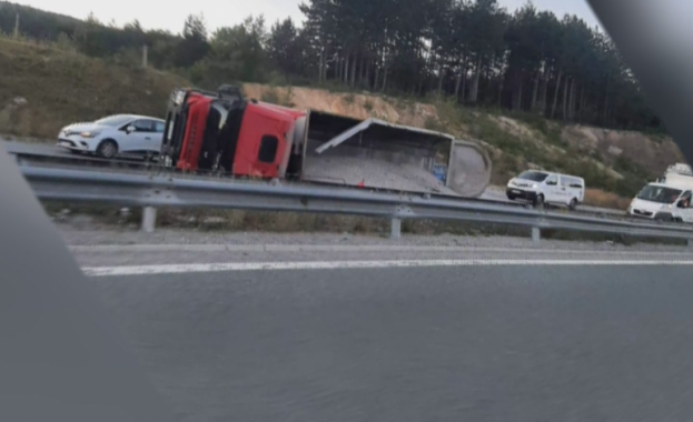 Тежкотоварен камион се е преобърнал на автомагистрала Струма в района