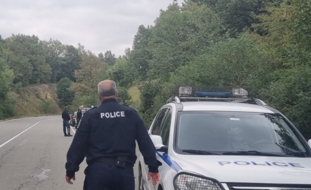 Осем каналджии всичките чужди граждани са били задържани при