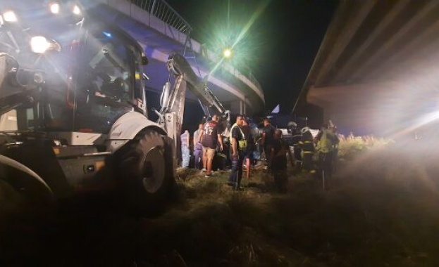 Автовоз падна от надлез край пътен възел Даскалово По първоначални