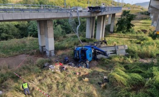 Почина шофьорът на падналия автовоз край пътен възел Даскалово Все