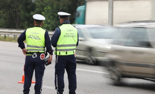 Засилено полицейското присъствие по пътищата от днес заради предстоящите празници
