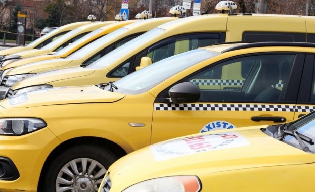 Таксиметровите шофьори отново излязоха на протест срещу сградата на Съдебната