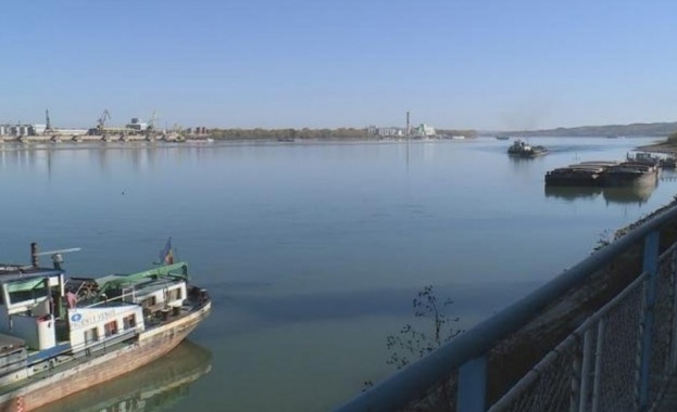 Спират ферибота на ГКПП „Оряхово“ заради ниското ниво на Дунав