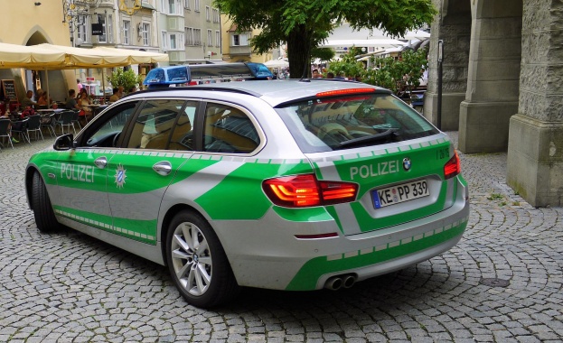 Двама британски полицаи бяха намушкани с нож в центъра на