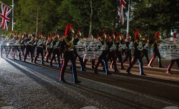 Стотици военни от британската армия военновъздушните сили и военноморския флот