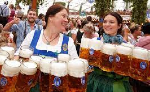 Прочутият бирен фестивал в Мюнхен - Октоберфест, се завърна след