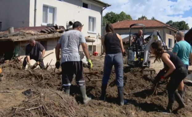 Няколкостотин доброволци и десетки тежки и малки машини се включиха
