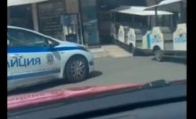 Атракционно влакче с няколко вагона се блъсна в супермаркет в