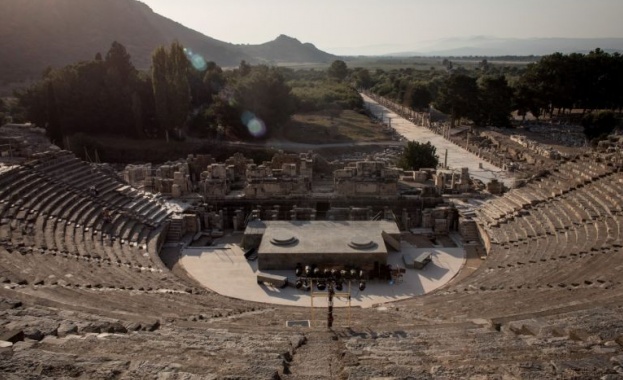 Руини на голям амфитеатър са открили турски археолози по време