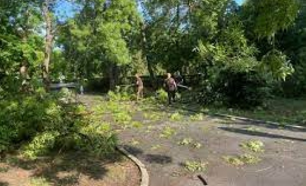 Бургас започна да се възстановява след чудовищната буря която вчера