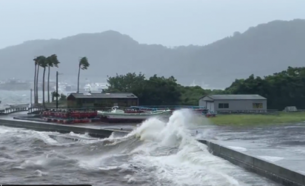 Мощен тайфун връхлетя югозападната част на Япония със силни валежи