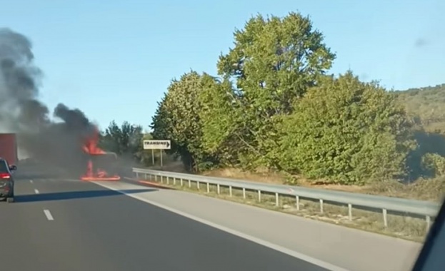 Микробус се е запалил тази сутрин по автомагистрала Хемус.
Инцидентът е