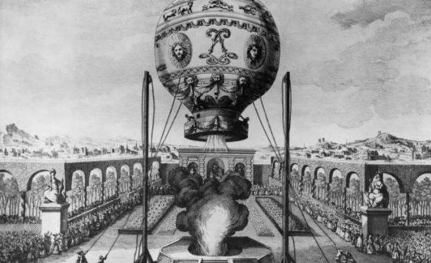 На 19 септември, 1783 г. за първи път се издига балон с пътници