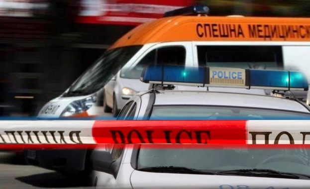 Двама полицаи са откарани в болница след като шофьор блъсна