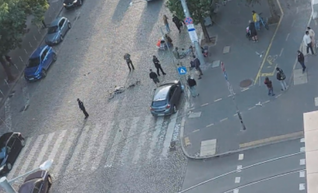 Млада шофьорка с джип блъсна велосипедисти на пешеходна пътека в