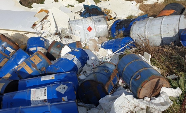 При проверки от РИОСВ – София и МВР са установени 250 изхвърлени варела с химикали в няколко столични района
