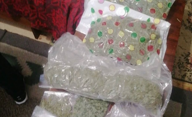 Полицаи иззеха над 17 кг канабисови съцветия от Харманли и