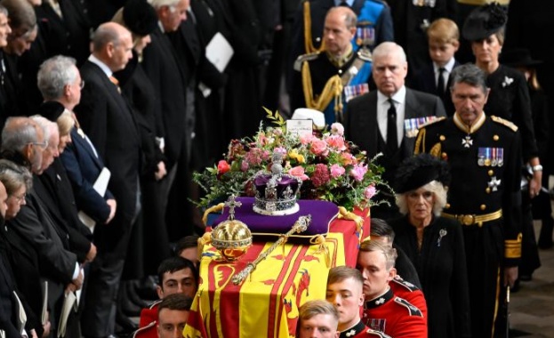 Кралица Елизабет II беше погребана в параклиса Сейнт Джордж в