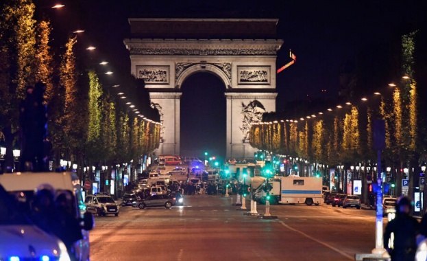 Осветлението на магазините на известния парижки булевард Шанз-Елизе всяка нощ