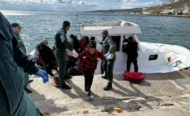 Граничари безопасно доведоха лодка с 38 души на борда до пристанище Каварна