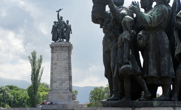Свeтлините на съветските паметници в София и Пловдив угаснаха в