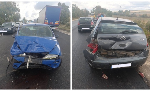 Лек автомобил блъсна спрени коли на пътя Шумен – Търговище