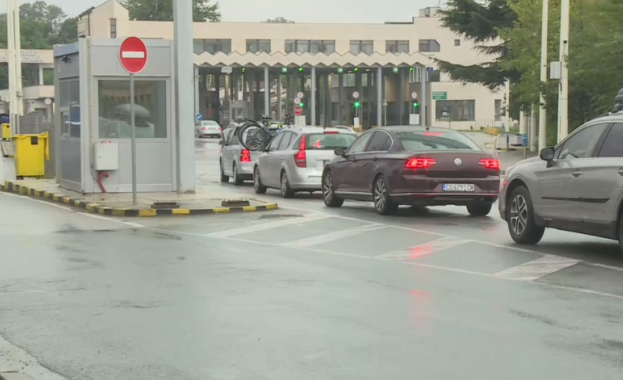 Засилен трафик има от граничните пунктове с България съобщават от