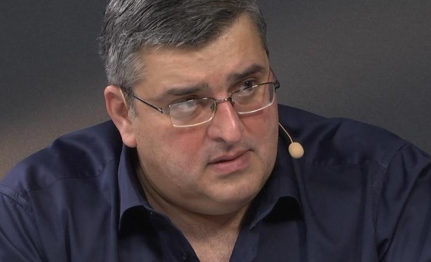 Опашки от автомобили се извиха по границите на Русия с