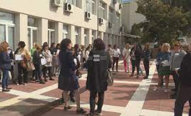 Пореден протест на работещите в регионалните здравни инспекции Те настояват