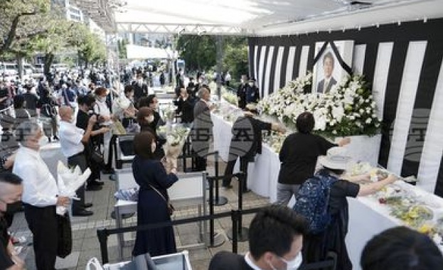 Япония се прощава с бившия премиер Шиндзо Абе, който бе убит през юли