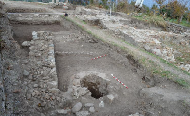 Археологически разкопки на средновековен манастир в Ахтопол